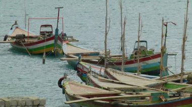 Nehri üzerindeki demirli deniz araçları