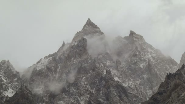 Zeitraffer-Wolken über den Bergen — Stockvideo