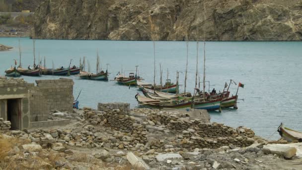 Barcos amarrados en el río — Vídeos de Stock