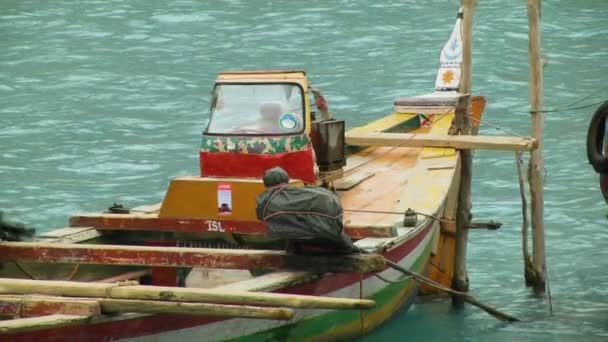 Bateaux amarrés sur la rivière — Video