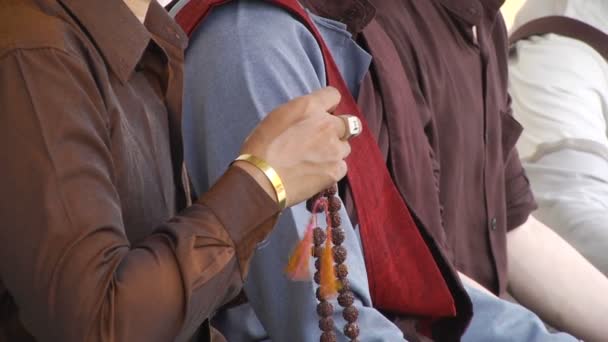 Буддійські читати молитву підрахунку Розарій — стокове відео
