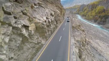 kayalık yolda araba kullanıyor