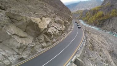 kayalık yolda araba kullanıyor