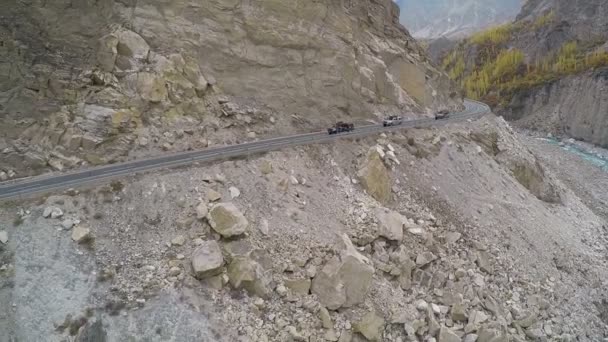 Coche conduce a lo largo de la carretera rocosa — Vídeo de stock