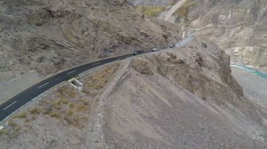 kayalık yolda araba kullanıyor