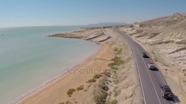 kayalık yolda araba kullanıyor