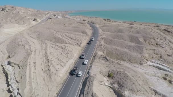 Coche conduce a lo largo de la carretera rocosa — Vídeos de Stock