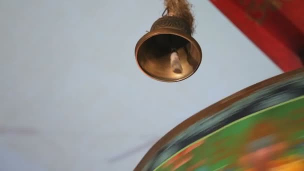 Молитвенный барабан бьет в колокол — стоковое видео