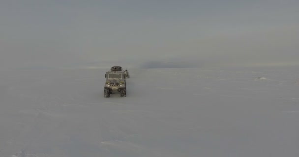 北極海を横断旅行者と全地形車両を上空 動画クリップ