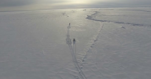 Overvliegen all - terrain voertuigen met reizigers over de Noordelijke IJszee — Stockvideo