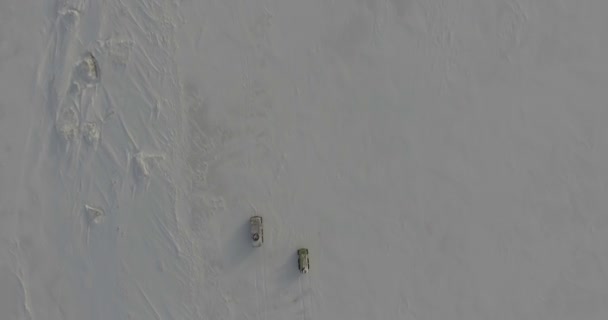 穿越北极的海洋飞越全地形车辆与旅行者 — 图库视频影像