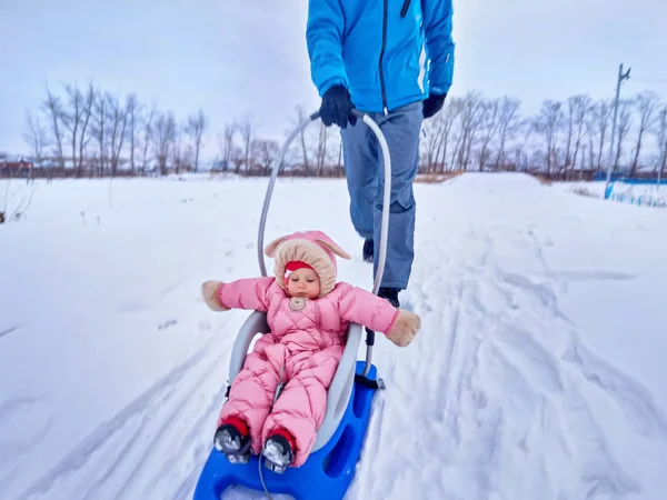 Padre con passeggiata di bambino nell'inverno la slitta su neve . — Foto Stock