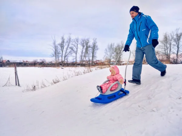 Padre con passeggiata di bambino nell'inverno la slitta su neve . — Foto Stock