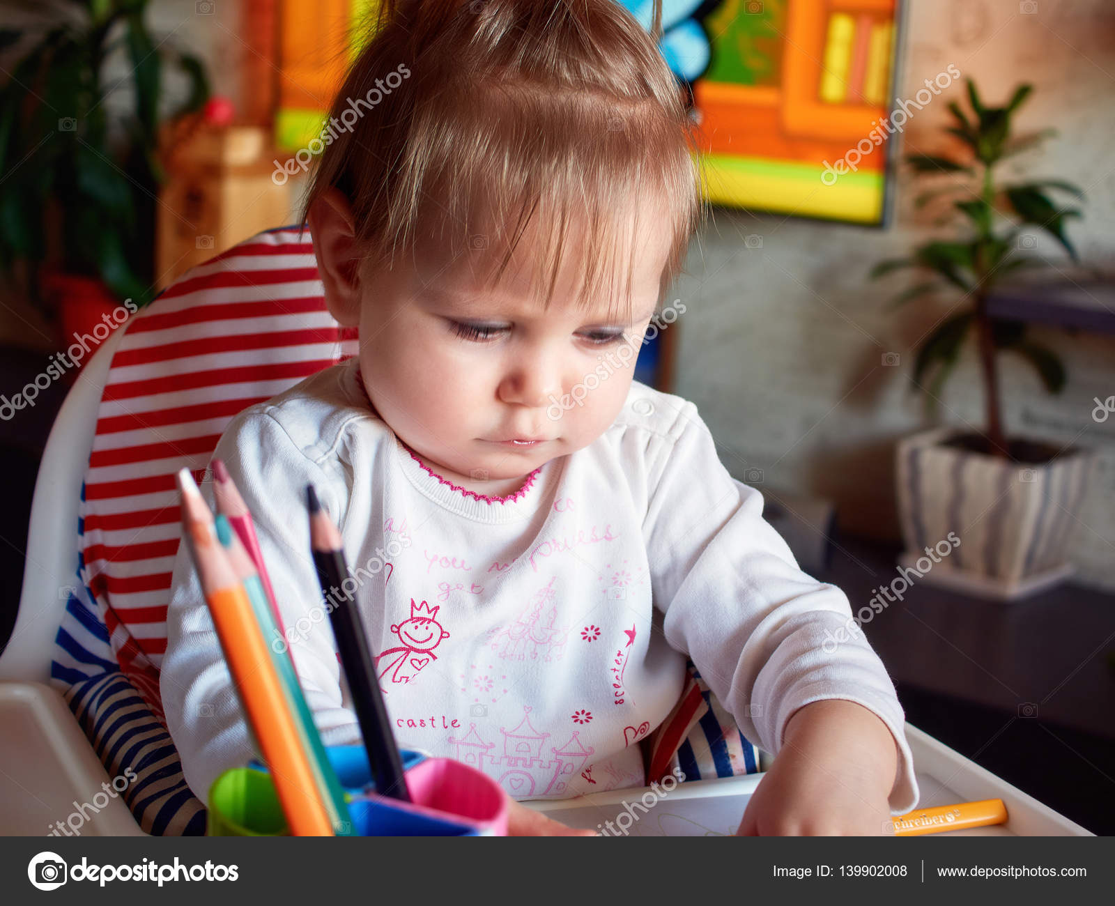 Bambino bambino felice disegna con matite colorate matite colorate — Foto Stock