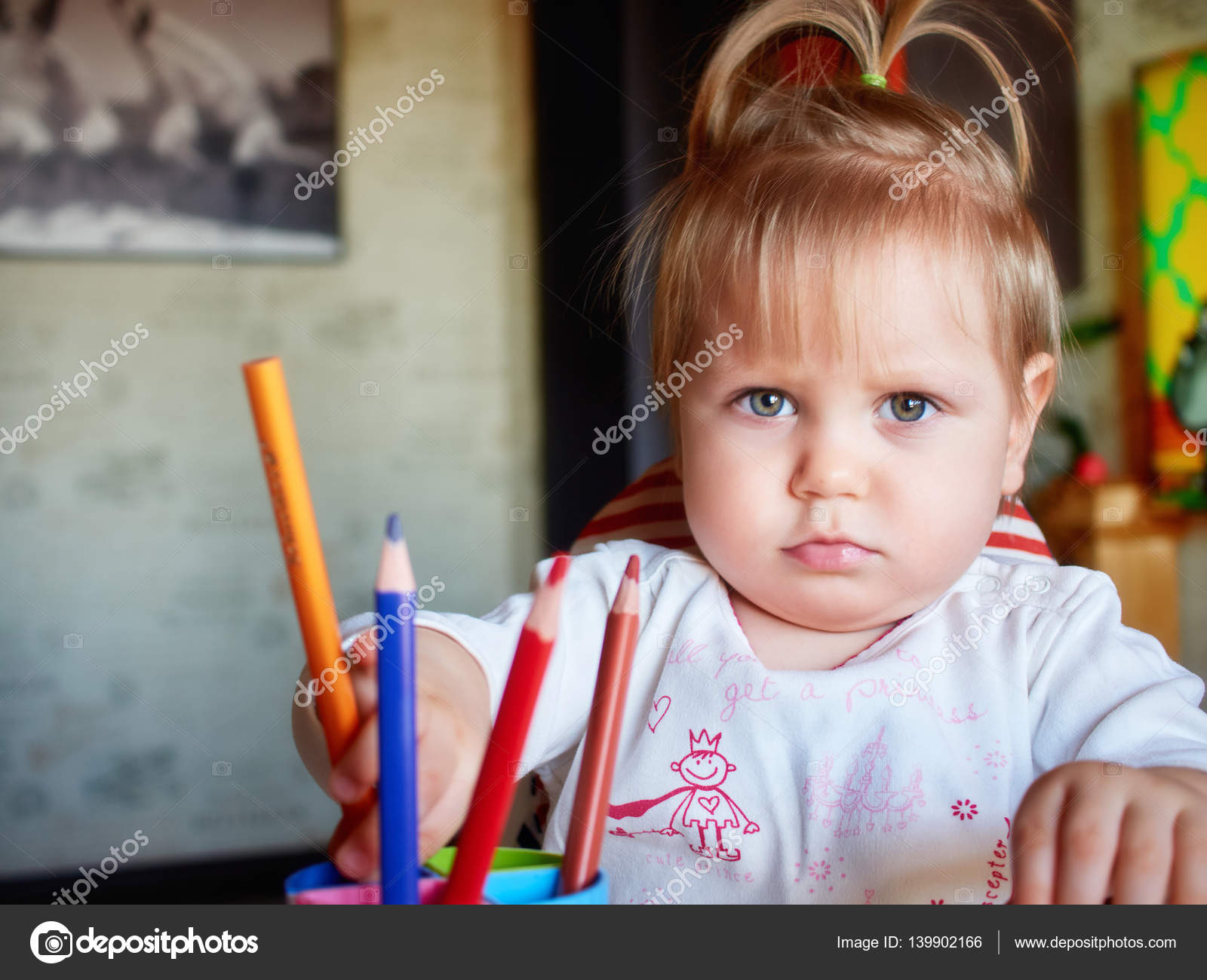 Bambino bambino felice disegna con matite colorate matite colorate — Foto Stock