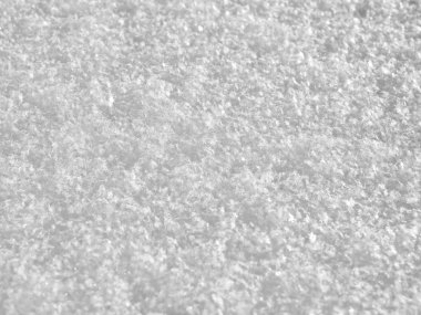 Beyaz karın dokusu güneşte parlıyor.