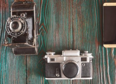 Üç kuşak fotoğraf makinesi ve eski fotoğrafları bellek. Eski otantik ahşap arka plan