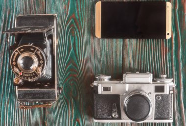 Üç kuşak fotoğraf makinesi ve eski fotoğrafları bellek. Eski otantik ahşap arka plan