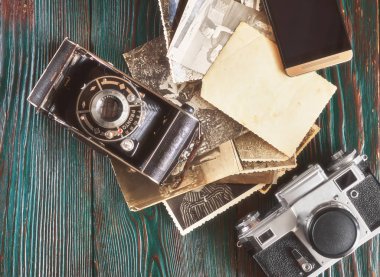 Üç kuşak fotoğraf makinesi ve eski fotoğrafları bellek. Eski otantik ahşap arka plan