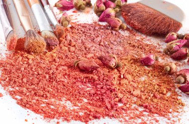 profesyonel makyaj fırça gökkuşağı üzerinde göz farı ezilmiş