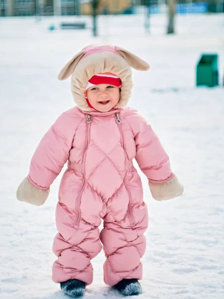 La bambina di un anno fa i primi passi nel parco invernale — Foto Stock