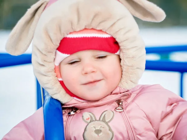 La bambina di un anno fa i primi passi nel parco invernale — Foto Stock