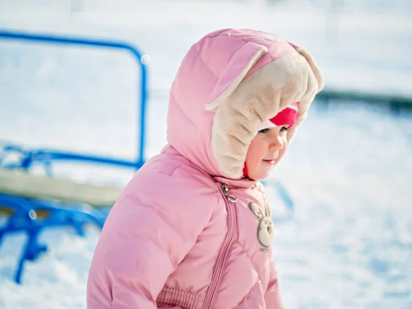 La bambina di un anno fa i primi passi nel parco invernale — Foto Stock