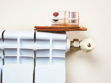 Enerji tasarrufu için Radyatör ayarlama. Enerji ve para kavramı kaydetmek