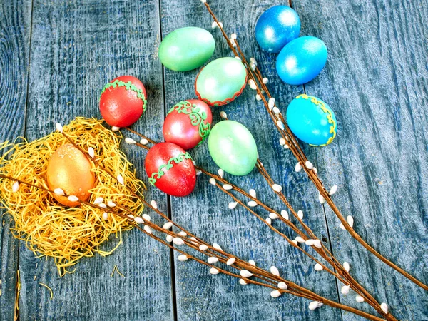 Paskalya Kukum ve Paskalya yortusu yumurta otantik arka plan üzerinde. Mutlu Paskalya kartı — Stok fotoğraf