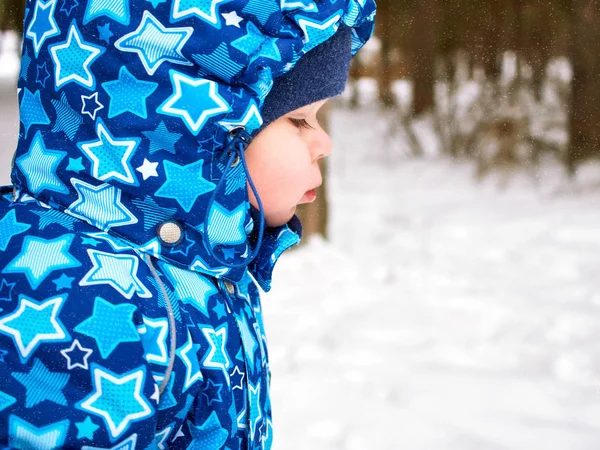 Madre felice e gioiosa e bambino a piedi, giocare nella foresta invernale. Pineta della regione di Chelyabinsk, Ural, Russia. Ritratto di famiglia . — Foto Stock