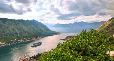 Boka Kotorska, Karadağ, eski Kotor şehir güzel deniz manzarası. Geniş açı, ateş--dan soluduğumuz hava--dan dağ sur, gün batımı.
