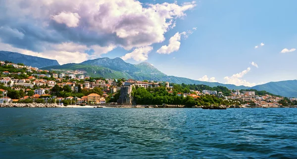 Vista pitoresca do mar de Boka Kotorska, Montenegro, a fortaleza velha da cidade de Gabrig Novi. Atire ângulo largo, por do sol — Fotografia de Stock
