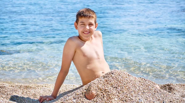 Genç güzel Avrupa beyaz çocuk plaj kum çakıl deniz Karadağ Boka kotorska üzerinde çalış