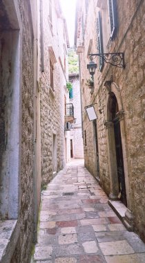 Kotor tarihi eski şehrin dar küçük sokakları. Kurutma keten parlak güneş kör eski taş ev. Otantik yapıları. Hiç vücut turist