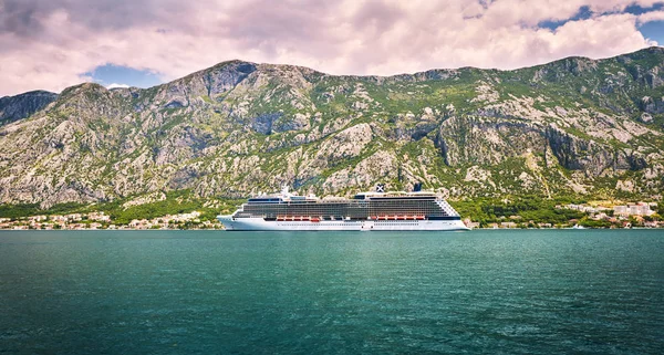 Cruise liner Kotor için eski otantik kasabaları tarafından gider. Boka Kotorska Körfez, Karadağ.