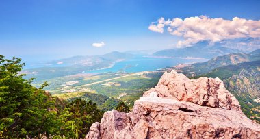 Üst manzara Boka Kotorska körfez dağı Lovchen Karadağ geniş açı  