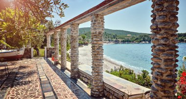 Café otantik atılmış eski Zanjic Adriyatik Denizi Karadağ plaj