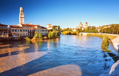 Sabah güneş köprü Ponto Pietra nehir Adige İtalya Verona kirişler