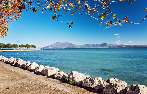 Набережної озера Гарда готелі розкішний курорт Сірміоне Італії — стокове фото