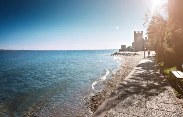 Набережна озера Гарда кріпосної стіни ходити туристичних Сірміоне, Італія — стокове фото
