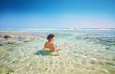 Genç kadın plaj neşeli neşeli Hindistan cevizi hurma ağaçları. Beach Karayip Denizi, Küba