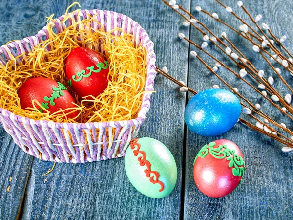 复活节的褪色柳和真实背景的复活节彩蛋。快乐的复活节贺卡 — 图库照片