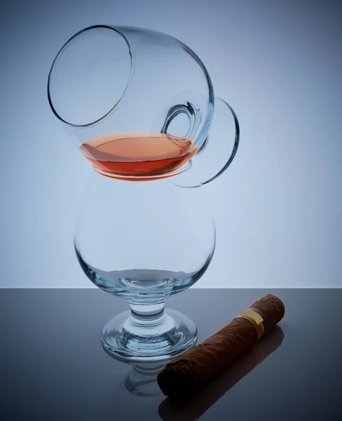 Glas whisky brandy cognac Cubaanse sigaar achtergrond licht verlopende glans — Stockfoto