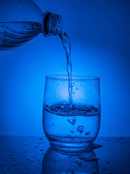 Ökologisches Konzept. Wasserschutz, Wasserressourcen, Reinigung, klares Wasser, Wasserleck. Lebensstil im Gesundheitswesen — Stockfoto