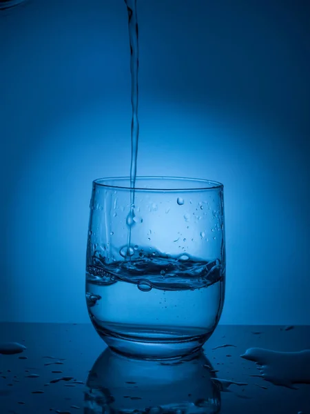 Ökologisches Konzept. Wasserschutz, Wasserressourcen, Reinigung, klares Wasser, Wasserleck. Lebensstil im Gesundheitswesen — Stockfoto