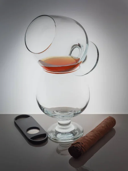 Szkła whisky brandy koniak rum tle światła blask gradientu — Zdjęcie stockowe
