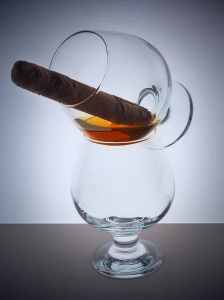 Glas whisky brandy cognac Cubaanse sigaar achtergrond licht verlopende glans — Stockfoto