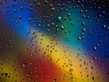 Renk arka plan yağmur cam alanı rainbow su damlaları.