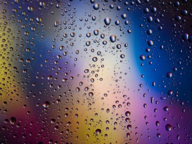 Renk arka plan yağmur cam alanı rainbow su damlaları.