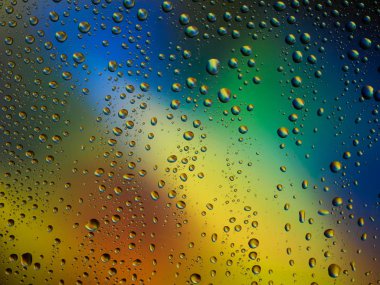 Renk arka plan yağmur cam alanı rainbow su damlaları.